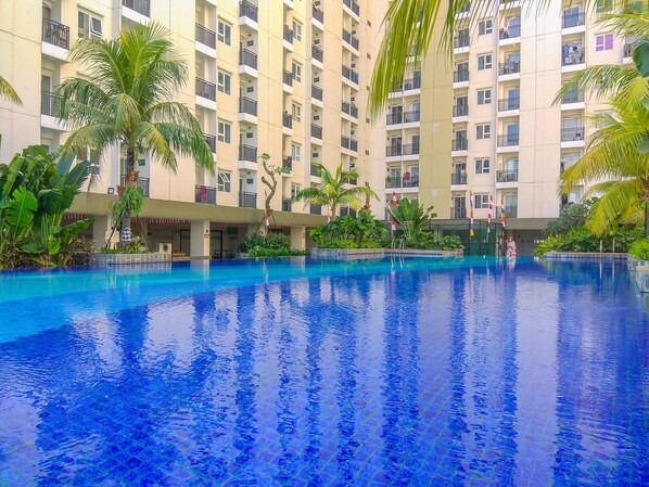 Outdoor pool - Pleasurable And Tidy Studio Cinere Resort Apartment (Depok)