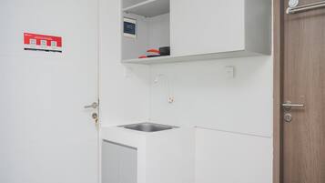Estudio | Cocina privada | Refrigerador, parrilla de estufa, utensilios de cocina y comedor