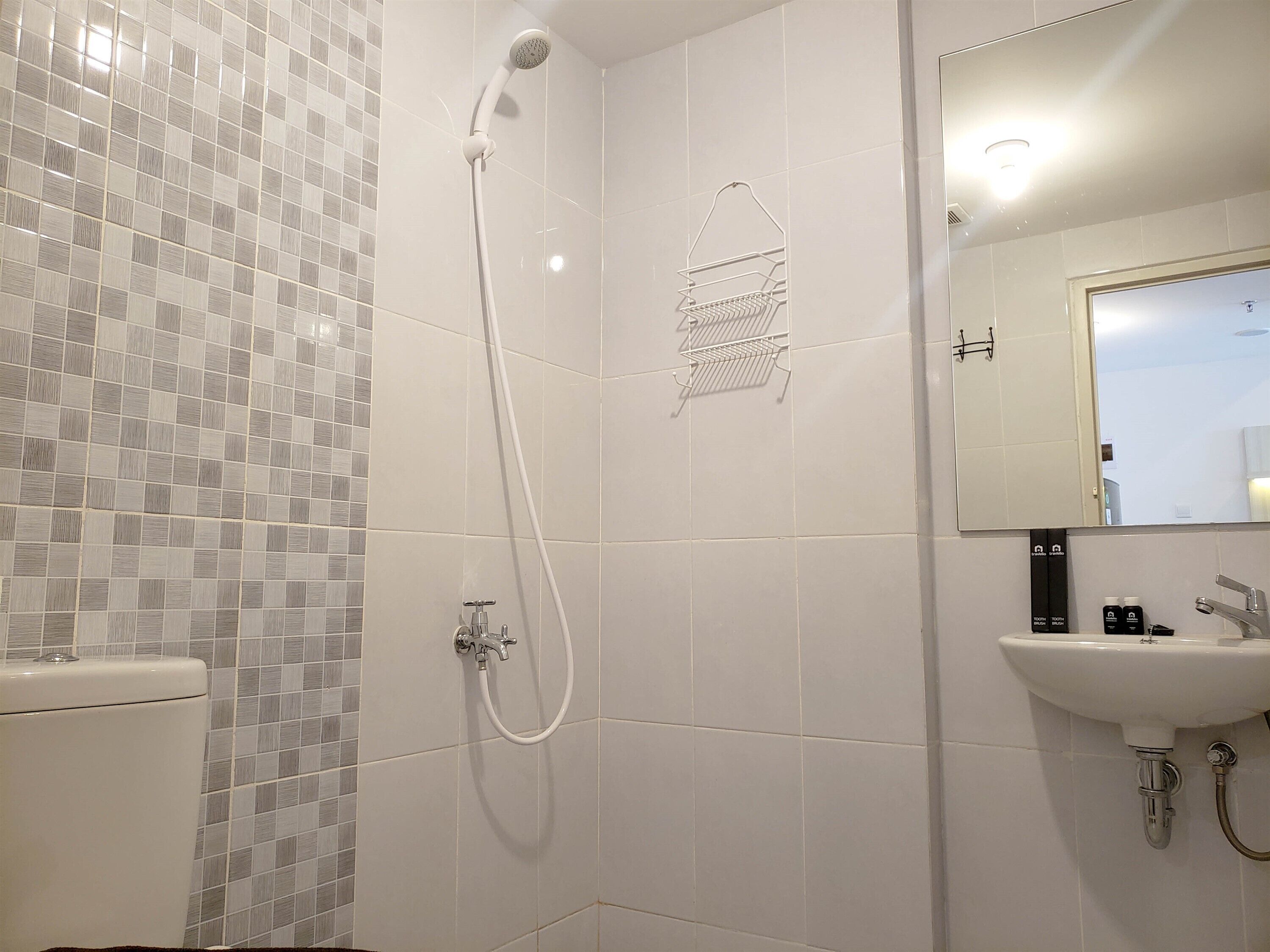 Un baño con ducha, inodoro y lavabo.