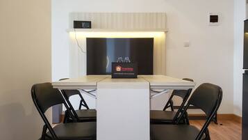 Apartment, 2 Bedrooms | In-room dining