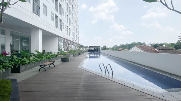 Outdoor pool - Cozy And Simply Studio At Serpong Garden Apartment (Cisauk)