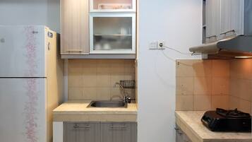 Studio | Private kitchen | Fridge, stovetop, cookware/dishes/utensils, dining tables