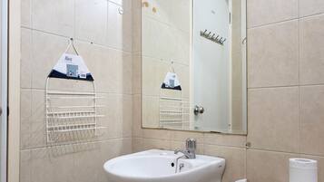 Studio | Bathroom | Shower, free toiletries, towels