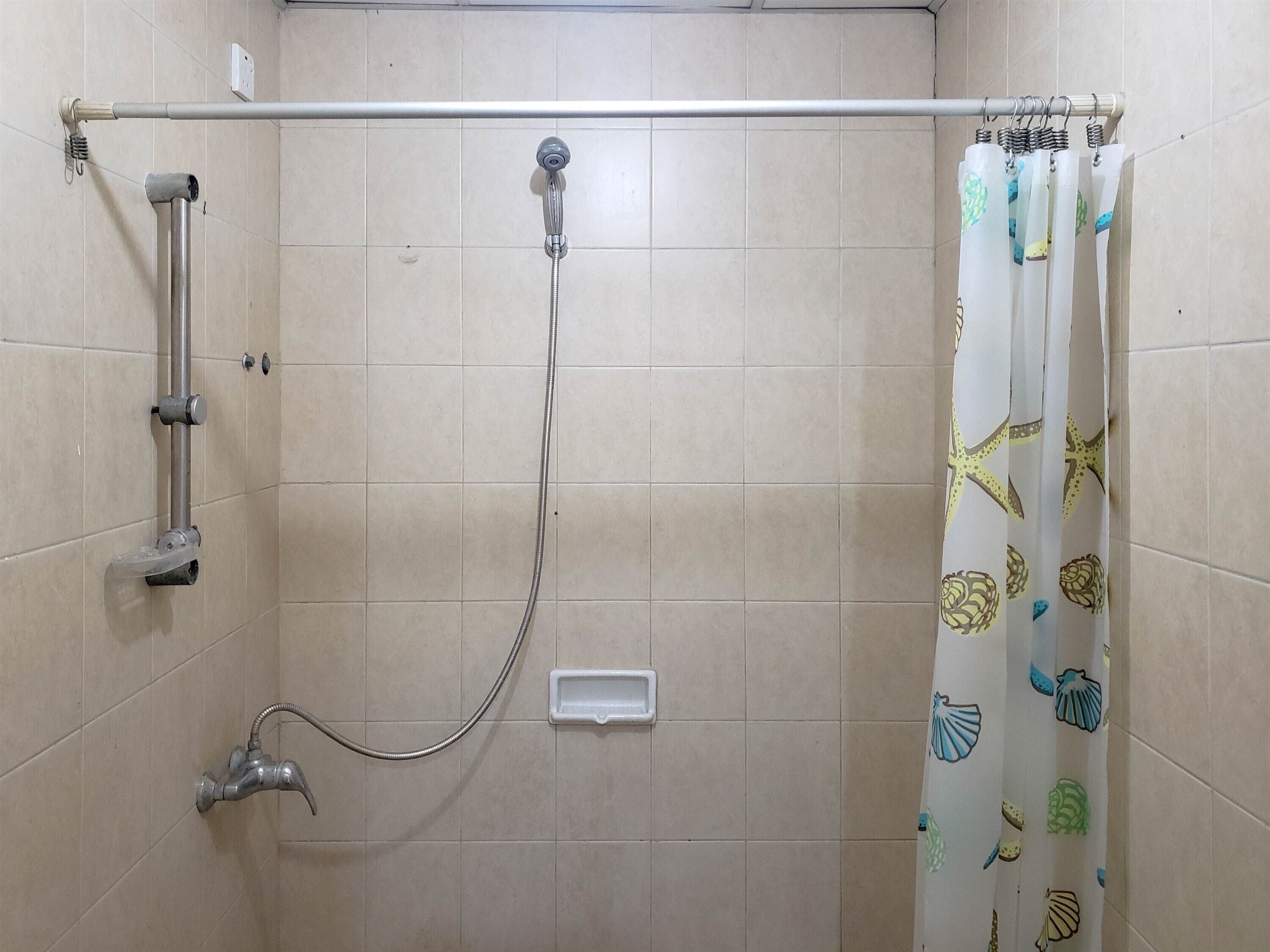 Studio | Bathroom | Shower, free toiletries, towels