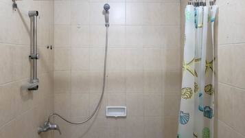 Studio | Bathroom | Shower, free toiletries, towels