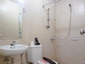 Studio | Phòng tắm | Buồng tắm vòi sen, đồ dùng nhà tắm miễn phí, khăn tắm 