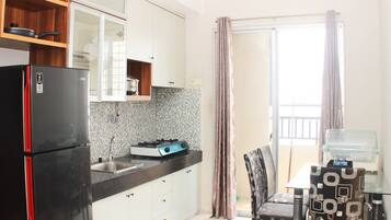 Apartment, 2 Bedrooms | Private kitchen | Fridge, stovetop, cookware/dishes/utensils, dining tables