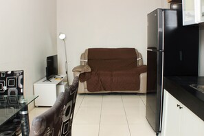 Private kitchen - Comfort And Warm 2Br At Marina Ancol Apartment (Jakarta)