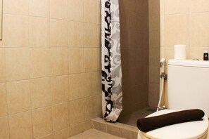 Apartment, 2 Schlafzimmer | Badezimmer | Dusche, kostenlose Toilettenartikel, Handtücher