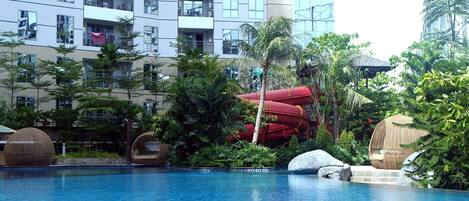 Una piscina al aire libre