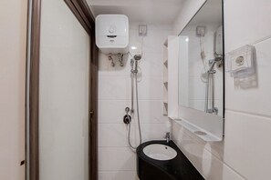 Studio | Phòng tắm | Buồng tắm vòi sen, đồ dùng nhà tắm miễn phí, khăn tắm 