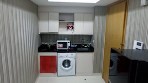 Private kitchen - 1 Bedroom Comfort Apartment The Mansion Kemayoran (Jakarta)