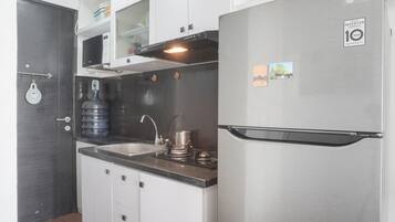 Studio | Private kitchen | Fridge, stovetop, cookware/dishes/utensils, dining tables