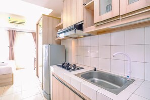 Estudio | Cocina privada | Frigorífico, placa de cocina, utensilios de cocina y mesa de comedor