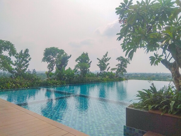 Outdoor pool - Nice And Homey Studio At Sayana Bekasi Apartment (Bekasi)