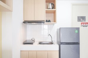 Private kitchen - Cozy 2Br Apartment At M-Town Residence Near Summarecon Mall (Gading Serpong)