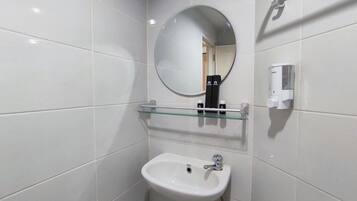 Departamento, 1 habitación | Baño | Regadera, amenidades de baño gratuitas, toallas