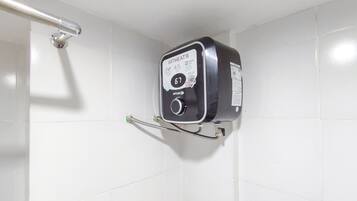 Studio | Bathroom | Shower, free toiletries, towels