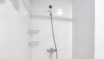 Studio | Bathroom | Shower, free toiletries, towels