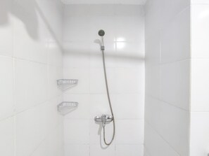 Ducha, artículos de tocador gratuitos, toallas