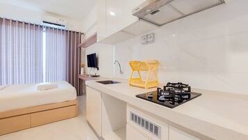 Refrigerador, placa de cocina, utensilios de cocina, mesa de comedor