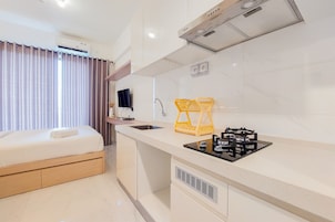 Estudio, 1 habitación | Cocina privada | Frigorífico, placa de cocina, utensilios de cocina y mesa de comedor