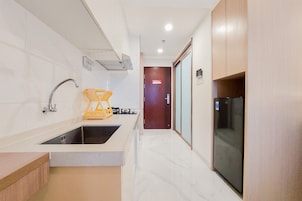 Estudio, 1 habitación | Cocina privada | Frigorífico, placa de cocina, utensilios de cocina y mesa de comedor