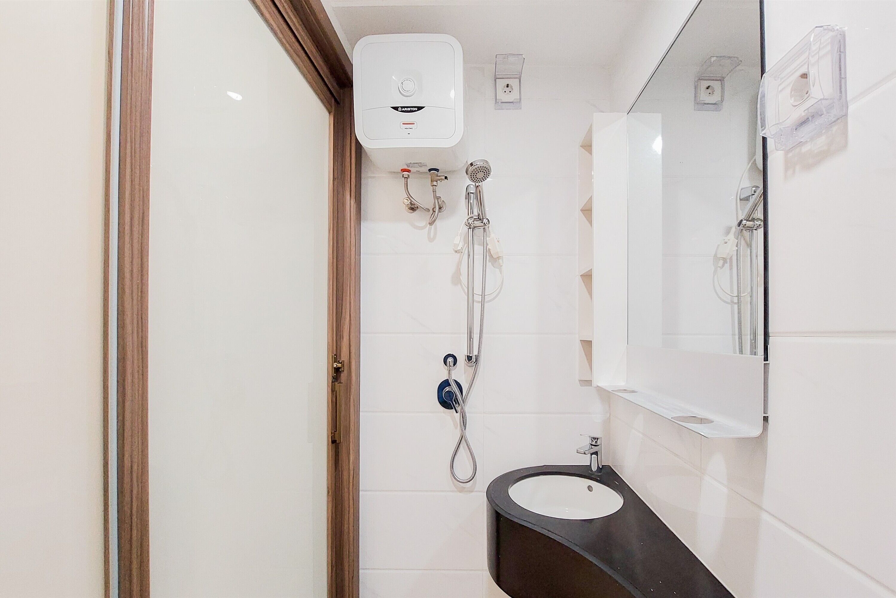 Estudio, 1 habitación | Baño | Ducha, artículos de higiene personal gratuitos y toallas