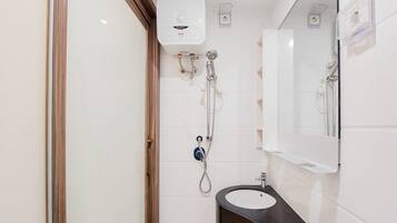 Estudio, 1 habitación | Baño | Ducha, artículos de higiene personal gratuitos y toallas