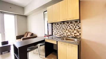Apartamento, 2 quartos | Cozinha privada | Geladeira, cooktop, talheres/pratos/utensílios de cozinha
