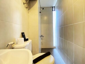 Departamento, 2 habitaciones | Baño | Regadera, amenidades de baño gratuitas, toallas 