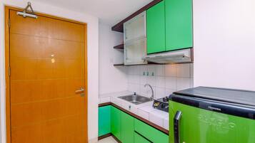 Studio | Private kitchen | Fridge, stovetop, cookware/dishes/utensils, dining table