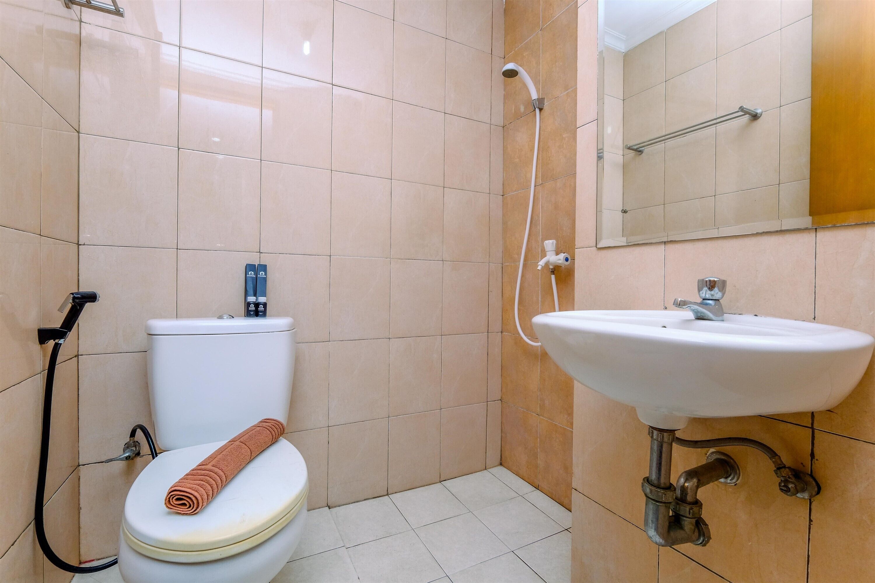 Studio | Bathroom | Shower, free toiletries, towels