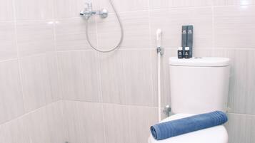 Studio | Kamar mandi | Shower, perlengkapan mandi gratis, dan handuk