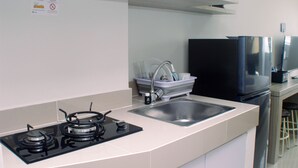 Una cocina moderna con estufa a gas, pileta de acero inoxidable y lavavajillas.