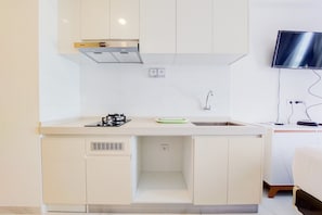 Studio | Bếp riêng | Tủ lạnh, bếp nấu, dụng cụ nấu nướng/bát dĩa/dao nĩa, bàn ăn 