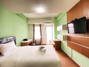Individually decorated, individually furnished, free WiFi - Classic Studio Room Apartment at Oxford Jatinangor (Cileunyi)