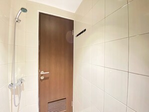 Studio | Badezimmer | Dusche, kostenlose Toilettenartikel, Handtücher