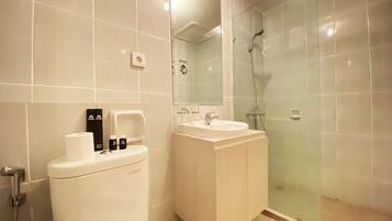 Apartment, 1 Bedroom | Bathroom | Shower, free toiletries, towels