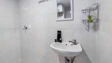 Estudio | Baño | Regadera, amenidades de baño gratuitas, toallas