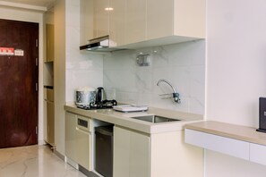 Studio | Private kitchen | Fridge, stovetop, cookware/dishes/utensils, dining tables - Well Furnished And Comfy Studio Sky House Bsd Apartment (Pagedangan)