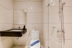 Een badkamer met een wastafel, toilet en douche.