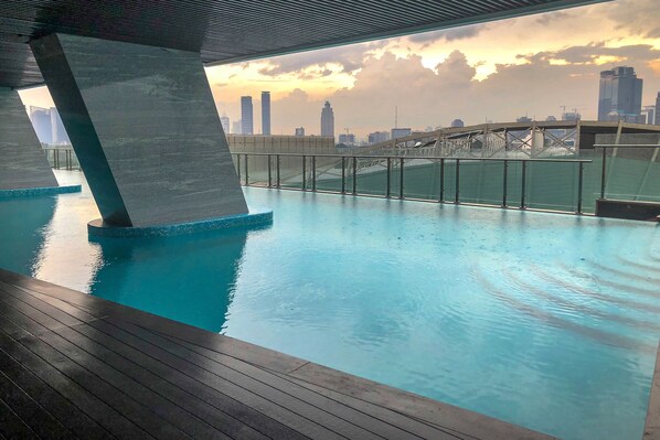 Outdoor pool - Stunning And Comfortable 2Br At Menteng Park Apartment (Jakarta)