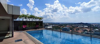 New And Homey Studio Apartment At Warhol (W/R) Residence