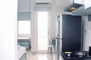 Private kitchen - Good Deal And Comfy Studio Apartment Springlake Summarecon Bekasi (Bekasi)