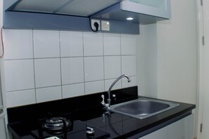 Private kitchen - Good Deal And Comfy Studio Apartment Springlake Summarecon Bekasi (Bekasi)