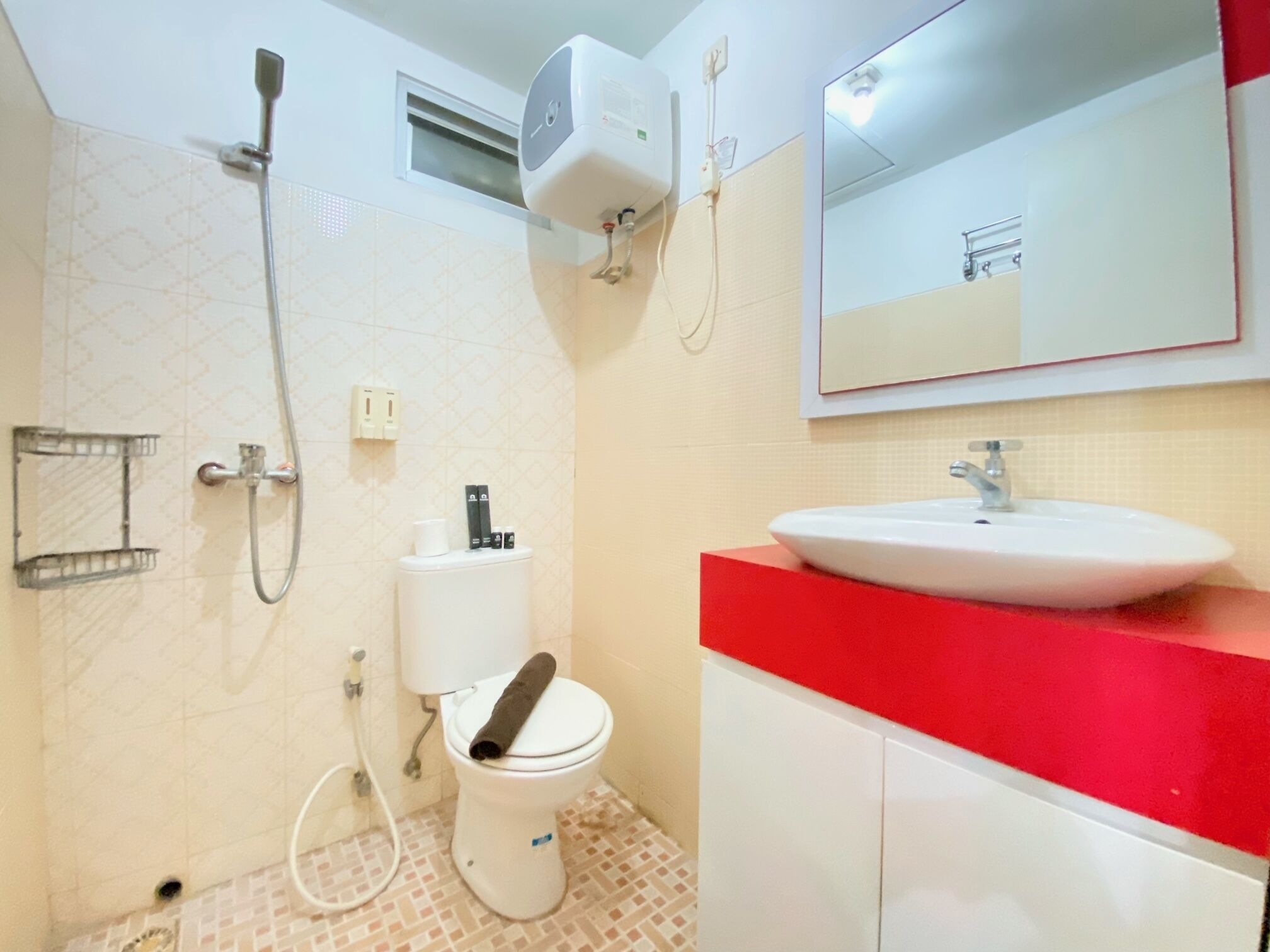 Ein Badezimmer mit Toilette, Dusche, Waschbecken und Spiegel.