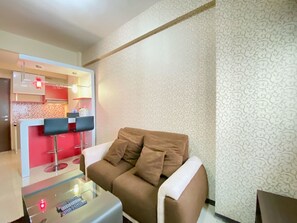 Apartamento, 2 quartos | Área de estar | TV