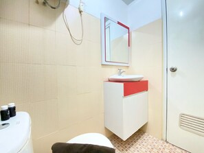 Apartment, 2 Bedrooms | Bathroom | Shower, free toiletries, towels
