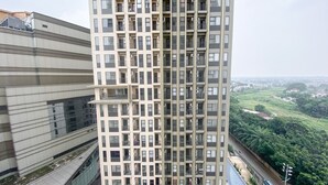Un edificio de gran altura con múltiples balcones y ventanas amplias.